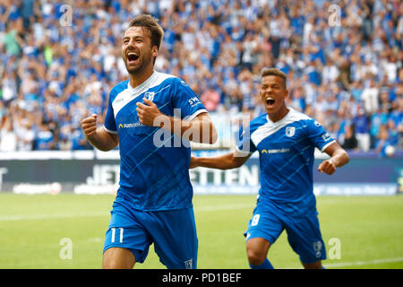 Deutschland, Magdeburg. 05 Aug, 2018. Fußball, Bundesliga, 1.Spieltag: FC Magdeburg gegen FC St. Pauli in der MDCC-Arena: der Magdeburger scorer Christian Beck (l) und Marcel kostspielige jubeln nach dem 1:0 Ziel. Quelle: Joachim Sielski/dpa - WICHTIGER HINWEIS: Aufgrund der Deutschen Fußball Liga (DFL) · s Akkreditierungsregeln, Veröffentlichung und Weiterverbreitung im Internet und in online Medien ist während des Spiels zu 15 Bildern pro Match/dpa/Alamy Leben Nachrichten begrenzt Stockfoto