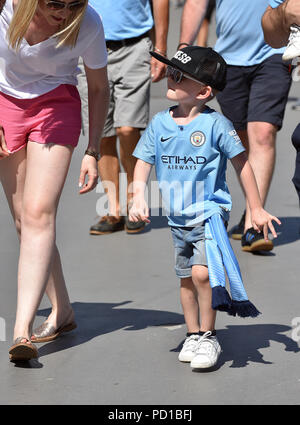 London, Großbritannien. 05 Aug, 2018. Eine junge MANCHESTER FANS ANREISEN, FÜR DAS SPIEL Chelsea V Manchester City Chelsea V Manchester City, FA Community Shield 05 August 2018 GBC 10007 DER FA Community Shield 05/08/18 streng redaktionelle Verwendung. Wenn der Spieler/Spieler in diesem Bild dargestellt ist/Spielen für einen englischen Club oder das England National Team. Dann ist dieses Bild darf nur für redaktionelle Zwecke verwendet werden. Keine kommerzielle Nutzung. Folgende Verwendungen sind auch dann eingeschränkt, wenn in einem redaktionellen Kontext: Verwendung in Verbindung mit oder als Teil eines nicht autorisierten Audio-, Video-, Daten-, Spielplan Stockfoto