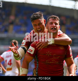 Bolton, Großbritannien. 5. August 2018. Der Universität von Bolton Stadium, Bolton, England; Ladbrokes Rugby Challenge Cup Halbfinale, St Helens versus Katalanen Drachen; Benjamin Garcia der Katalanischen Drachen gratuliert von Brayden Wiliame der Katalanischen Drachen nach seinem zweiten Versuch in der 38. Minute machen es 0-25 Stockfoto