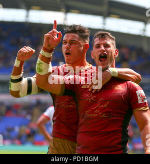 Bolton, Großbritannien. 5. August 2018. Der Universität von Bolton Stadium, Bolton, England; Ladbrokes Rugby Challenge Cup Halbfinale, St Helens versus Katalanen Drachen; Benjamin Garcia der Katalanischen Drachen feiert mit Brayden Wiliame der Katalanischen Drachen nach seinem zweiten Versuch in der 38. Minute machen es 0-25 Stockfoto