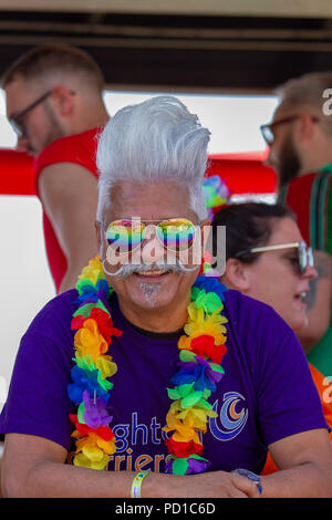 Brighton, UK. 4. August 2018. Der Stolz der Gemeinschaft Parade machen sich auf den Weg von der Küste zum Preston Park, während der jährlichen Brighton und Hove Stolz. 4 Aug, 2018. In Preston Park, LGBT-Aktivist Peter Tatchell hielt eine Rede in Bezug auf die Veranstaltung und mehrere Künstler, einschließlich Pixie Lott, auf der großen Bühne in Preston Park Credit durchgeführt: Matt Duckett/IMAGESLIVE/ZUMA Draht/Alamy leben Nachrichten Stockfoto