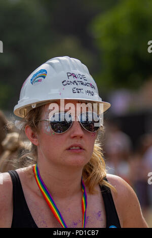 Brighton, UK. 4. August 2018. Der Stolz der Gemeinschaft Parade machen sich auf den Weg von der Küste zum Preston Park, während der jährlichen Brighton und Hove Stolz. 4 Aug, 2018. In Preston Park, LGBT-Aktivist Peter Tatchell hielt eine Rede in Bezug auf die Veranstaltung und mehrere Künstler, einschließlich Pixie Lott, auf der großen Bühne in Preston Park Credit durchgeführt: Matt Duckett/IMAGESLIVE/ZUMA Draht/Alamy leben Nachrichten Stockfoto