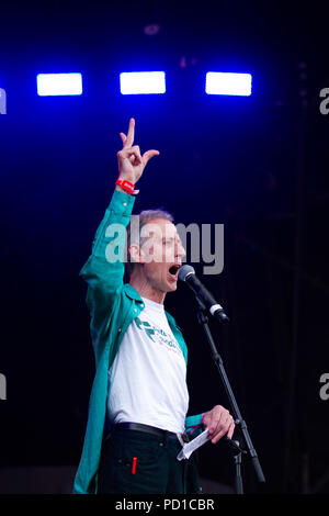 Brighton, UK. 4. August 2018. Der Stolz der Gemeinschaft Parade machen sich auf den Weg von der Küste zum Preston Park, während der jährlichen Brighton und Hove Stolz. 4 Aug, 2018. In Preston Park, LGBT-Aktivist Peter Tatchell hielt eine Rede in Bezug auf die Veranstaltung und mehrere Künstler, einschließlich Pixie Lott, auf der großen Bühne in Preston Park Credit durchgeführt: Matt Duckett/IMAGESLIVE/ZUMA Draht/Alamy leben Nachrichten Stockfoto