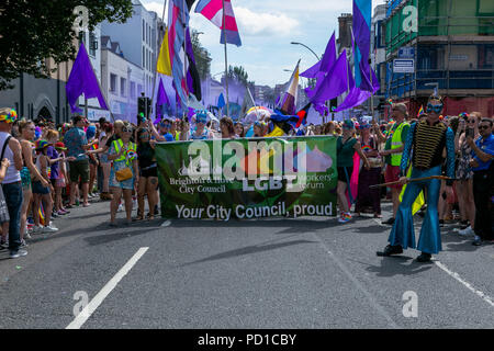 Brighton, UK. 4. August 2018. Der Stolz der Gemeinschaft Parade machen sich auf den Weg von der Küste zum Preston Park, während der jährlichen Brighton und Hove Stolz. 4 Aug, 2018. In Preston Park, LGBT-Aktivist Peter Tatchell hielt eine Rede in Bezug auf die Veranstaltung und mehrere Künstler, einschließlich Pixie Lott, auf der großen Bühne in Preston Park Credit durchgeführt: Matt Duckett/IMAGESLIVE/ZUMA Draht/Alamy leben Nachrichten Stockfoto