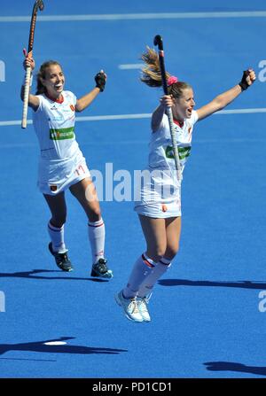 London, Großbritannien. 05 Aug, 2018. Berta Bonastre (ESP) feiert das Zählen des Zweiten Spanischen Ziel als Cristina Guinea (ESP, 11) schließt sich. Australien V Spanien. Match 35. Kampf um Bronze. Hockey der Frauen-WM 2018. Lee Valley Hockey Centre. Queen Elizabeth Olympic Park. Stratford. London. UK. 05.08.2018. Credit: Sport in Bildern/Alamy leben Nachrichten Stockfoto