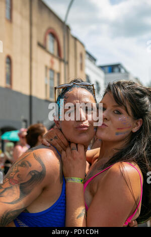 Brighton, UK. 4. August 2018. Der Stolz der Gemeinschaft Parade machen sich auf den Weg von der Küste zum Preston Park, während der jährlichen Brighton und Hove Stolz. 4 Aug, 2018. In Preston Park, LGBT-Aktivist Peter Tatchell hielt eine Rede in Bezug auf die Veranstaltung und mehrere Künstler, einschließlich Pixie Lott, auf der großen Bühne in Preston Park Credit durchgeführt: Matt Duckett/IMAGESLIVE/ZUMA Draht/Alamy leben Nachrichten Stockfoto