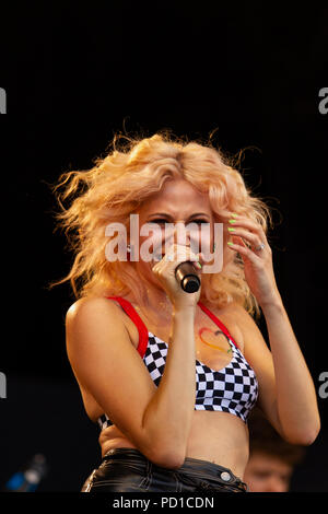 Brighton, UK. 4. August 2018. Der Stolz der Gemeinschaft Parade machen sich auf den Weg von der Küste zum Preston Park, während der jährlichen Brighton und Hove Stolz. 4 Aug, 2018. In Preston Park, LGBT-Aktivist Peter Tatchell hielt eine Rede in Bezug auf die Veranstaltung und mehrere Künstler, einschließlich Pixie Lott, auf der großen Bühne in Preston Park Credit durchgeführt: Matt Duckett/IMAGESLIVE/ZUMA Draht/Alamy leben Nachrichten Stockfoto