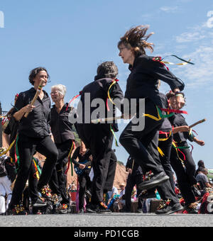 Sidmouth, Großbritannien. 5. Aug 18 Tanz in der Straße bei Sidmouth Folk Woche wo traditionelle Tänze aus ganz Europa auf der Strandpromenade durchgeführt werden. PhotoCentral/Alamy leben Nachrichten Stockfoto