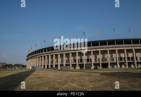 Berlin, Deutschland. 04 Aug, 2018. Feature, das Olympiastadion mit Fahnen gestaltet, auf 04.08.2018 Europäische Leichtathletik WM 2018 in Berlin/Deutschland vom 06.08. - 12.08.2018. | Verwendung der weltweiten Kredit: dpa/Alamy leben Nachrichten Stockfoto