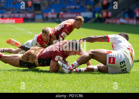 Katalanen Drachen von Benjamin Garcia Kerben seine Seiten zweite versuchen, Bolton, Großbritannien. 5. August 2018. Ladbrokes Challenge Cup, Halbfinale, St Helens v Katalanen Drachen Credit: Aktuelles Bilder/Alamy leben Nachrichten Stockfoto