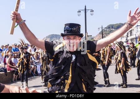 Sidmouth, Großbritannien. 5. August 2018. Folk Festival - ein Tanztag auf der Strandpromenade Esplanade in Sidmouth, Devon. Seit 1955 dominiert die Sidmouth Folk Week seit 63 Jahren die Folkszene und zieht nun zehntausende Besucher zu über 700 verschiedenen Veranstaltungen an. Stockfoto
