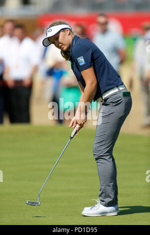 Lytham St. Annes, England. 05 Aug, 2018. 5. August 2018, Royal Lytham & Amp; St Annes Golf Club, Lytham St. Annes, England; Ricoh Frauen British Open Golf, 4 Runde; Brooke Henderson (CAN) Schläge am ersten Loch Credit: Aktion Plus Sport Bilder/Alamy leben Nachrichten Stockfoto