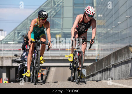 ExCel London, UK, 5. August 2018. Brit Lucy Hall (102, GBR) führende Frauen Elite bike Rennen. Die Männer und Frauen Elite Rennen gewinnen ein erstklassiges Feld der internationalen Athleten. Jetzt in seinem 22. Jahr, die AJ Bell London Triathlon ist der weltweit größte Triathlon, dieses Jahr erfreut über 10.000 Triathleten und Elite Racers. Die Athleten schwimmen, Radfahren und um die spektakuläre Route in East London in beiden Sprint- und Olympische Distanz Kategorien laufen. Credit: Imageplotter Nachrichten und Sport/Alamy Live News Credit: Imageplotter Nachrichten und Sport/Alamy leben Nachrichten Stockfoto