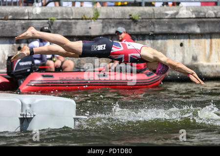 ExCel London, UK, 5. August 2018. Die schwimmen erwärmen. Die Männer und Frauen Elite Rennen ein erstklassiges Feld der internationalen Athleten anzuziehen. Jetzt in seinem 22. Jahr, die AJ Bell London Triathlon ist der weltweit größte Triathlon, dieses Jahr erfreut über 10.000 Triathleten und Elite Racers. Die Athleten schwimmen, Radfahren und um die spektakuläre Route in East London in beiden Sprint- und Olympische Distanz Kategorien laufen. Credit: Imageplotter Nachrichten und Sport/Alamy Live News Credit: Imageplotter Nachrichten und Sport/Alamy leben Nachrichten Stockfoto