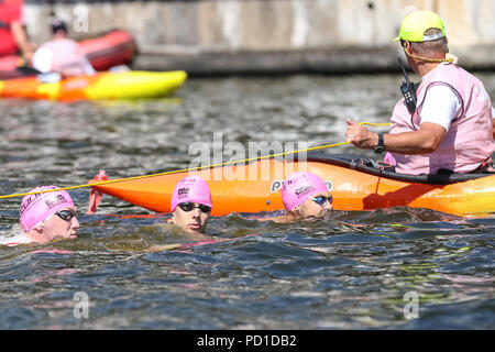 ExCel London, UK, 5. August 2018. Die Startlinie für Elite Rennen der Männer Schwimmen. Die Männer und Frauen Elite Rennen gewinnen ein erstklassiges Feld der internationalen Athleten. Jetzt in seinem 22. Jahr, die AJ Bell London Triathlon ist der weltweit größte Triathlon, dieses Jahr erfreut über 10.000 Triathleten und Elite Racers. Die Athleten schwimmen, Radfahren und um die spektakuläre Route in East London in beiden Sprint- und Olympische Distanz Kategorien laufen. Credit: Imageplotter Nachrichten und Sport/Alamy Live News Credit: Imageplotter Nachrichten und Sport/Alamy leben Nachrichten Stockfoto