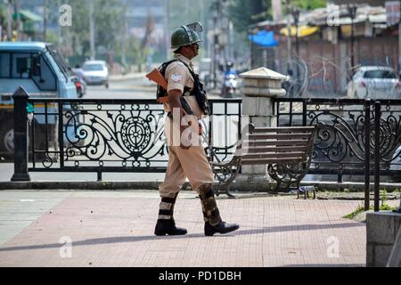 Srinagar, Indien. 5. August 2018. Eine paramilitärische Trooper auf Guard während der Schließung gesehen. Leben im Kaschmir-tal kam zum Stillstand aufgrund einer vollständigen Abschaltung gemäß der Gemeinsamen Widerstand Führung (JRL) gegen die rechtliche Herausforderung in das Oberste Gericht über die Gültigkeit von Artikel 35 -, die die Menschen Bars außerhalb von Jammu und Kaschmir vom Erwerb von Immobilienbesitz im Staat. Händler Sie am historischen Uhrturm in Lal Chowk '' rechtliche Ansturm'' auf der Artikel 35 - A. Protest Demonstranten Plakate tragen, rief pro-freiheit Slogans und warnte vor seriou Gutschrift: Stockfoto