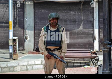 Srinagar, Indien. 5. August 2018. Eine paramilitärische Trooper auf Guard während der Schließung gesehen. Leben im Kaschmir-tal kam zum Stillstand aufgrund einer vollständigen Abschaltung gemäß der Gemeinsamen Widerstand Führung (JRL) gegen die rechtliche Herausforderung in das Oberste Gericht über die Gültigkeit von Artikel 35 -, die die Menschen Bars außerhalb von Jammu und Kaschmir vom Erwerb von Immobilienbesitz im Staat. Händler Sie am historischen Uhrturm in Lal Chowk '' rechtliche Ansturm'' auf der Artikel 35 - A. Protest Demonstranten Plakate tragen, rief pro-freiheit Slogans und warnte vor seriou Gutschrift: Stockfoto