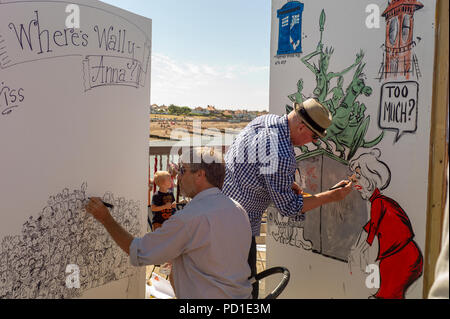 Herne Bay, Großbritannien. 5. August 2018. Live cartooning am Pier als Teil der jährlichen cartoon Festival: links Karikaturist Ariss, rechts Les Buckley bei der Arbeit © George V Wilson/Alamy leben Nachrichten Stockfoto