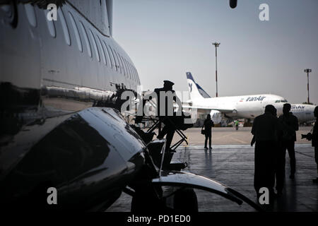 Teheran, Iran. 5 Aug, 2018. Ein Besatzungsmitglied der Iran Air gehen Sie von einer ATR 72-600 Passagierflugzeug am Flughafen Mehrabad in Teheran, Iran, am Aug 5, 2018. Die französisch-italienische Flugzeughersteller ATR hat fünf weitere Turboprops in den Iran am Sonntag die offizielle Nachrichtenagentur IRNA berichtet. Die ATR 72-600 Passagierflugzeuge an internationalen Teheran Mehrabad Flughafen am Sonntag Morgen landete, ein Tag bevor die Vereinigten Staaten die erste Runde von Sanktionen gegen den Iran geltenden Zollsätze. Credit: Ahmad Halabisaz/Xinhua/Alamy leben Nachrichten Stockfoto