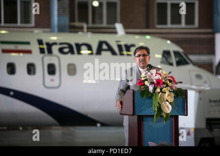 Teheran, Iran. 5 Aug, 2018. Iranische Minister für Straße und Städtische Entwicklung, Abbas Akhoundi, liefert eine Rede neben einer ATR 72-600 Passagierflugzeug am Flughafen Mehrabad in Teheran, Iran, am Aug 5, 2018. Die französisch-italienische Flugzeughersteller ATR hat fünf weitere Turboprops in den Iran am Sonntag die offizielle Nachrichtenagentur IRNA berichtet. Die ATR 72-600 Passagierflugzeuge an internationalen Teheran Mehrabad Flughafen am Sonntag Morgen landete, ein Tag bevor die Vereinigten Staaten die erste Runde von Sanktionen gegen den Iran geltenden Zollsätze. Credit: Ahmad Halabisaz/Xinhua/Alamy leben Nachrichten Stockfoto