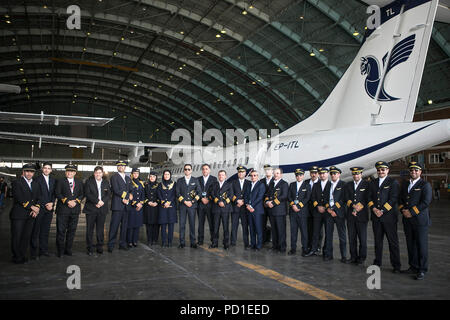 Teheran, Iran. 5 Aug, 2018. Besatzungsmitglieder der Iran Air posieren für Gruppe Foto neben einer ATR 72-600 am Flughafen Mehrabad in Teheran, Iran, am Aug 5, 2018. Die französisch-italienische Flugzeughersteller ATR hat fünf weitere Turboprops in den Iran am Sonntag die offizielle Nachrichtenagentur IRNA berichtet. Die ATR 72-600 Passagierflugzeuge an internationalen Teheran Mehrabad Flughafen am Sonntag Morgen landete, ein Tag bevor die Vereinigten Staaten die erste Runde von Sanktionen gegen den Iran geltenden Zollsätze. Credit: Ahmad Halabisaz/Xinhua/Alamy leben Nachrichten Stockfoto