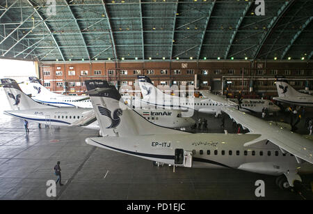 Teheran, Iran. 5 Aug, 2018. Die ATR 72-600 Passagiermaschinen sind am Flughafen Mehrabad in Teheran, Iran gesehen, auf Aug 5, 2018. Die französisch-italienische Flugzeughersteller ATR hat fünf weitere Turboprops in den Iran am Sonntag die offizielle Nachrichtenagentur IRNA berichtet. Die ATR 72-600 Passagierflugzeuge an internationalen Teheran Mehrabad Flughafen am Sonntag Morgen landete, ein Tag bevor die Vereinigten Staaten die erste Runde von Sanktionen gegen den Iran geltenden Zollsätze. Credit: Ahmad Halabisaz/Xinhua/Alamy leben Nachrichten Stockfoto