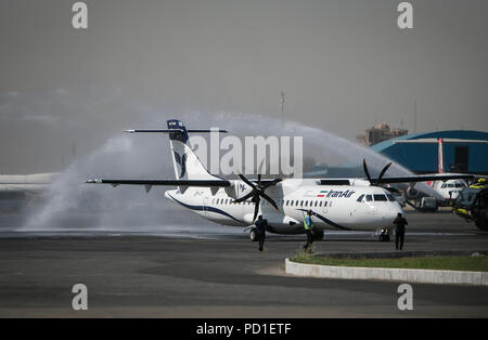 Teheran, Iran. 5 Aug, 2018. Die ATR 72-600 Passagierflugzeug erhält einen Wasser grüßen ihre Ankunft am Flughafen Mehrabad in Teheran, Iran zu markieren, auf August 5, 2018. Die französisch-italienische Flugzeughersteller ATR hat fünf weitere Turboprops in den Iran am Sonntag die offizielle Nachrichtenagentur IRNA berichtet. Die ATR 72-600 Passagierflugzeuge an internationalen Teheran Mehrabad Flughafen am Sonntag Morgen landete, ein Tag bevor die Vereinigten Staaten die erste Runde von Sanktionen gegen den Iran geltenden Zollsätze. Credit: Ahmad Halabisaz/Xinhua/Alamy leben Nachrichten Stockfoto