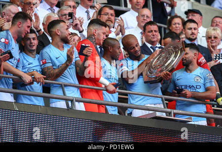 London, Großbritannien. 05 Aug, 2018. Manchester City heben Sie die FA Community Shield nach dem Sieg gegen Chelsea 2-0 im Wembley Stadium am 5. August 2018 in London, England. (Foto von John rainford/phcimages.com) Credit: PHC Images/Alamy leben Nachrichten Stockfoto
