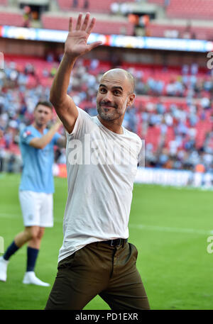 London, Großbritannien. 05 Aug, 2018. Manchester City Manager Josep Guardiola dankt den Fans am Ende des Spiels Chelsea V Manchester City Chelsea V Manchester City, FA Community Shield 05 August 2018 GBC10022 DER FA Community Shield 05/08/18 streng redaktionelle Verwendung. Wenn der Spieler/Spieler in diesem Bild dargestellt ist/Spielen für einen englischen Club oder das England National Team. Dann ist dieses Bild darf nur für redaktionelle Zwecke verwendet werden. Keine kommerzielle Nutzung. Folgende Verwendungen sind auch dann eingeschränkt, wenn in einem redaktionellen Kontext: Verwendung in Verbindung mit oder als Teil eines nicht autorisierten Audi Stockfoto