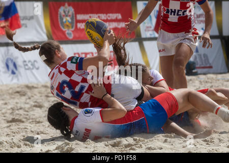 Moskau, Russland. 5 Aug, 2018. Russische Spieler und ein kroatischer Spieler während eines Europäischen Beach Rugby Championship Match zwischen nationalen der Frauen Teams aus Russland und Kroatien Stockfoto