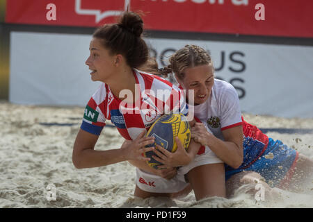 Moskau, Russland. 5 Aug, 2018. Russische Spieler und ein kroatischer Spieler während eines Europäischen Beach Rugby Championship Match zwischen nationalen der Frauen Teams aus Russland und Kroatien Stockfoto