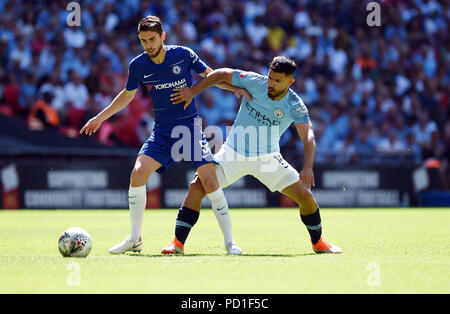 London, Großbritannien. 05 Aug, 2018. Jorgino von Chelsea ist bySergio Agüero von Manchester Chelsea V Manchester City Chelsea V Manchester City, FA Community Shield 05 August 2018 GBC10040 DER FA Community Shield 05/08/18 STRENG REDAKTIONELLE VERWENDEN SIE NUR herausgefordert. Wenn der Spieler/Spieler in diesem Bild dargestellt ist/Spielen für einen englischen Club oder das England National Team. Dann ist dieses Bild darf nur für redaktionelle Zwecke verwendet werden. Keine kommerzielle Nutzung. Folgende Verwendungen sind auch dann eingeschränkt, wenn in einem redaktionellen Kontext: Verwendung in Verbindung mit oder als Teil eines nicht autorisierten Audio-, Video-, d Stockfoto