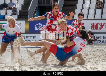 Moskau, Russland. 5 Aug, 2018. Russische Spieler und ein kroatischer Spieler während eines Europäischen Beach Rugby Championship Match zwischen nationalen der Frauen Teams aus Russland und Kroatien Stockfoto