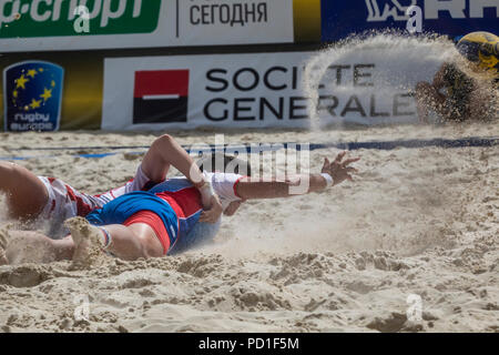 Moskau, Russland. 5 Aug, 2018. Russische Spieler und ein kroatischer Spieler während eines Europäischen Beach Rugby Championship Match zwischen nationalen der Frauen Teams aus Russland und Kroatien Stockfoto