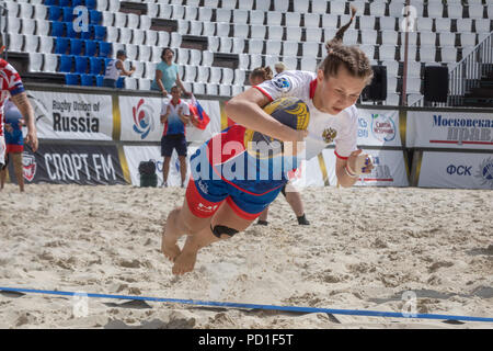 Moskau, Russland. 5 Aug, 2018. Russische Spieler und ein kroatischer Spieler während eines Europäischen Beach Rugby Championship Match zwischen nationalen der Frauen Teams aus Russland und Kroatien Stockfoto