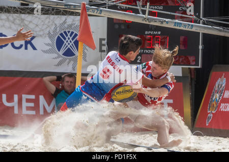 Moskau, Russland. 5 Aug, 2018. Russische Spieler und ein kroatischer Spieler während eines Europäischen Beach Rugby Championship Match zwischen nationalen der Frauen Teams aus Russland und Kroatien Stockfoto