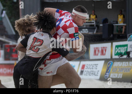 Moskau, Russland. 5 Aug, 2018. Ein kroatischer Spieler und österreichische Spieler während eines Europäischen Beach Rugby Championship Match zwischen nationalen der Männer Teams von Kroatien und Österreich. Credit: Nikolay Winokurow/Alamy leben Nachrichten Stockfoto