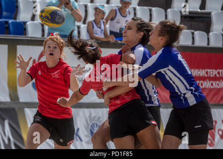 Moskau, Russland. 5 Aug, 2018. Österreichische Spieler und weißrussischen Spieler während eines Europäischen Beach Rugby Championship Match zwischen nationalen der Frauen Teams aus Österreich und Weißrussland in Moskau, Russland Credit: Nikolay Winokurow/Alamy leben Nachrichten Stockfoto