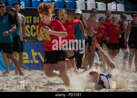 Moskau, Russland. 5 Aug, 2018. Österreichische Spieler und weißrussischen Spieler während eines Europäischen Beach Rugby Championship Match zwischen nationalen der Frauen Teams aus Österreich und Weißrussland in Moskau, Russland Credit: Nikolay Winokurow/Alamy leben Nachrichten Stockfoto