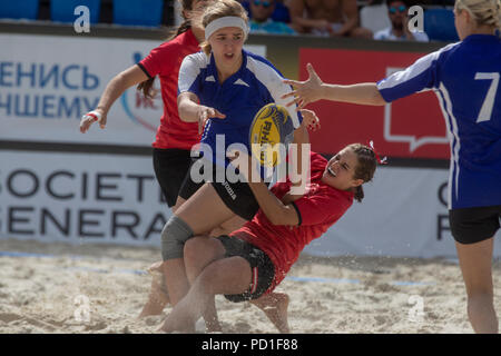 Moskau, Russland. 5 Aug, 2018. Österreichische Spieler und weißrussischen Spieler während eines Europäischen Beach Rugby Championship Match zwischen nationalen der Frauen Teams aus Österreich und Weißrussland in Moskau, Russland Credit: Nikolay Winokurow/Alamy leben Nachrichten Stockfoto