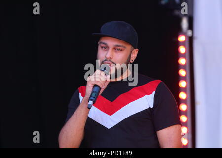 Corey Cooper führt ein paar Hits auf der Bühne im Millennium Square in Leeds während der Lgbt Pride event Stockfoto