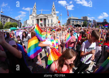 Menschenmassen versammeln sich im Millennium Platz vor der Stadthalle während der Leeds Leeds LGBT Pride Veranstaltung im Zentrum der Stadt. Stockfoto