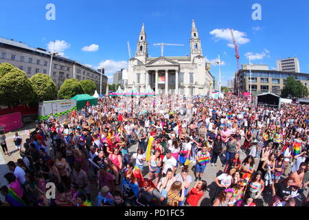 Menschenmassen versammeln sich im Millennium Platz vor der Stadthalle während der Leeds Leeds LGBT Pride Veranstaltung im Zentrum der Stadt. Stockfoto