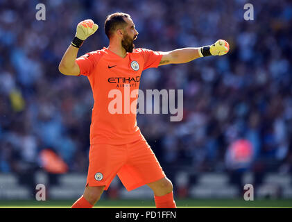 London, Großbritannien. 05 Aug, 2018. Manchester City Torwart Claudio Bravo feiert nach dem 1. Ziel Chelsea V Manchester City Chelsea V Manchester City, FA Community Shield 05 August 2018 GBC 10049 DER FA Community Shield 05/08/18 streng redaktionelle Verwendung. Wenn der Spieler/Spieler in diesem Bild dargestellt ist/Spielen für einen englischen Club oder das England National Team. Dann ist dieses Bild darf nur für redaktionelle Zwecke verwendet werden. Keine kommerzielle Nutzung. Folgende Verwendungen sind auch dann eingeschränkt, wenn in einem redaktionellen Kontext: Verwendung in Verbindung mit oder als Teil eines nicht autorisierten Audio-, Video-, da Stockfoto