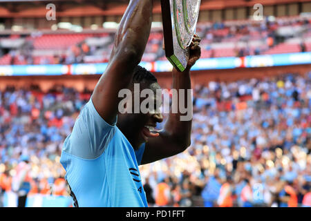 Wembley Stadion, London, UK. 5 Aug, 2018. FA Community Shield, Chelsea gegen Manchester City; Benjamin Mendy von Manchester City feiert mit der Charity Shield Credit: Aktion plus Sport/Alamy leben Nachrichten Stockfoto