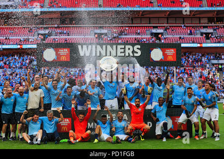 Wembley Stadion, London, UK. 5 Aug, 2018. FA Community Shield, Chelsea gegen Manchester City, Manchester City feiern mit der Charity Shield Credit: Aktion plus Sport/Alamy leben Nachrichten Stockfoto