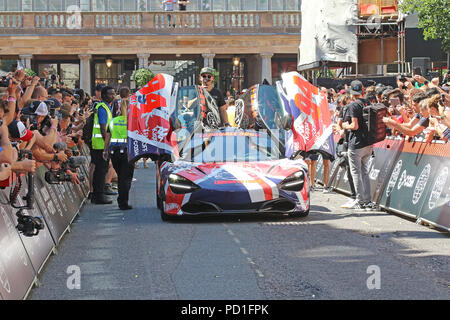 London, Großbritannien. 05 Aug, 2018. Gumball 3000 Start und die Fahne fallen lassen, Covent Garden, London, UK, 05 August 2018, Foto von Richard Goldschmidt, Celebs kommen zusammen für eine epische Autofahrt von London nach Tokyo in nur 7 Tagen Geld für die Gumball 3000 Stiftung zu heben eine Vielzahl von Jugend für die Unterstützung von Projekten in einkommensschwachen Gemeinden Credit: Rich Gold/Alamy leben Nachrichten Stockfoto