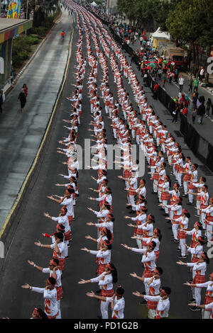 Jakarta, Indonesien. 5 Aug, 2018. Tausende von indonesischen Studenten und Freiwilligen führen Sie die traditionellen Poco-Poco Tanz auf den Straßen von Jakarta. Mindestens 65.000 Tänzer haben der Guinness World Record für eine indonesische Tanz eingestellt und der bevorstehenden asiatischen Spiele zu fördern. - Poco Poco ist stammt von Manado in der indonesischen Provinz Nord-Sulawesi. Der Jakarta Palembang 2018 Asian Games findet vom 18. August bis 02. September. Credit: Afriadi Hikmal/ZUMA Draht/Alamy leben Nachrichten Stockfoto