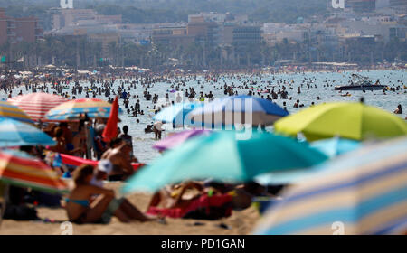 Palma de Mallorca, Spanien. 04 Aug, 2018. Die Leute am Strand von El Arenal, eines der wichtigsten Reiseziele für Touristen aus Deutschland und den Niederlanden während der Sommersaison. Credit: Clara Margais/dpa/Alamy leben Nachrichten Stockfoto