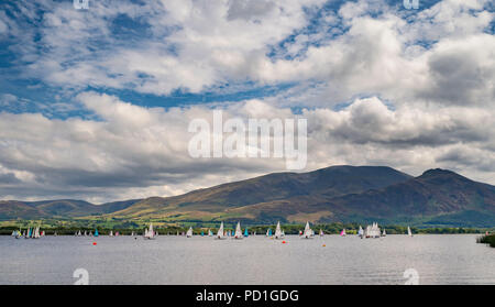 Bassenthwaite Lake, Großbritannien. 5. August 2018. Gutes Wetter, aber leichte Winde, führte in einigen frühen Verschiebungen am zweiten Tag der Rennen in Bassenthwaite Segeln Woche. Hunderte von Segel-Enthusiasten nehmen an den neun Tagen der Veranstaltung, die jährlich von Bassenthwaite Sailing Club in Cumbria organisiert ist. Der Hintergrund des Skiddaw bietet dramatische Szenerie für beide Segler und Zuschauer auch wenn das gute Wetter führt zu wenig Wind macht. In diesem Jahr die Veranstaltung läuft vom 4. bis zum 12. August. Foto Bailey-Cooper Fotografie/Alamy leben Nachrichten Stockfoto